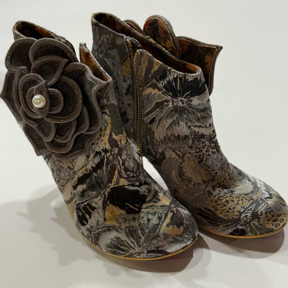 Beautiful Irregular Choice Pearl Necture Black/Grey Boots Size 39/ size 8